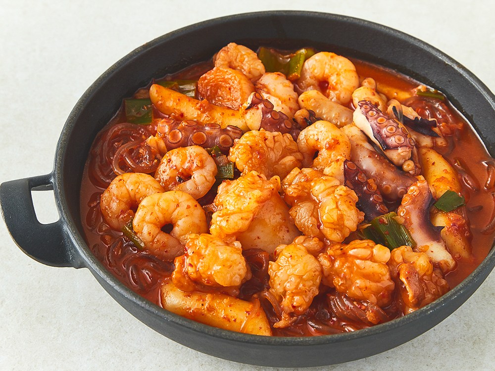 냄비에 조리한 프로즌 원팩 한우대창 낙곱새