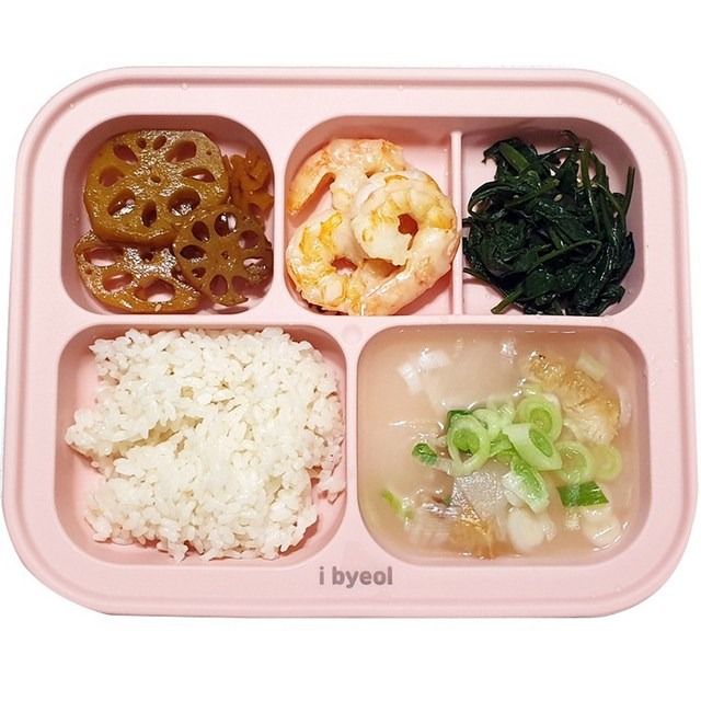 핑크 5칸 실리콘 흡착식판에 밥·국·반찬을 담은 모습