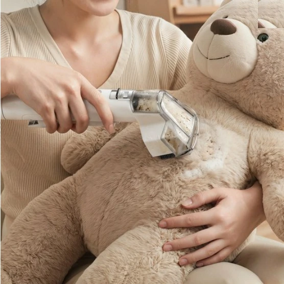패브릭 인형에 브러시를 대는 모습 — 상품 관련 사진