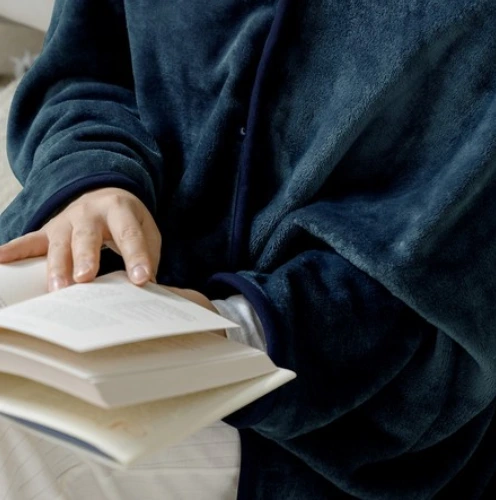 손을 자유롭게 쓰며 책을 보는 모습 — 상품 관련 사진