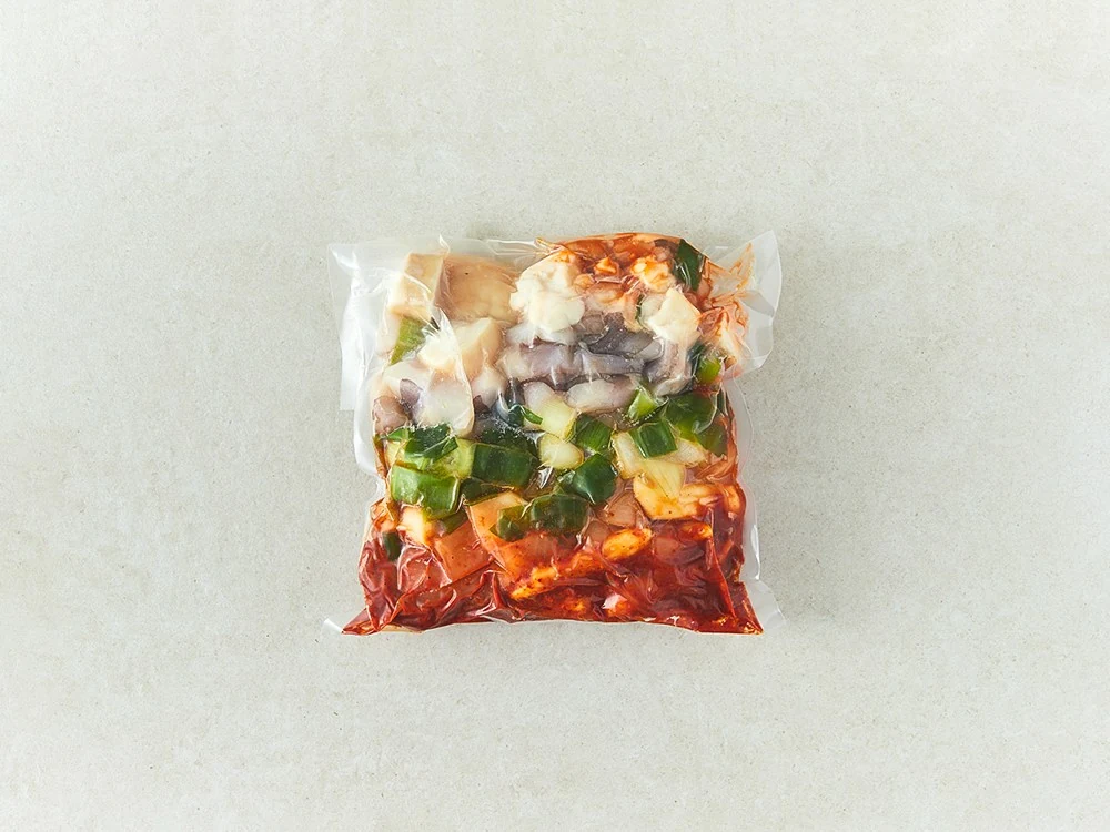 낙지와 대창, 채소, 양념이 층별로 담긴 냉동 원팩