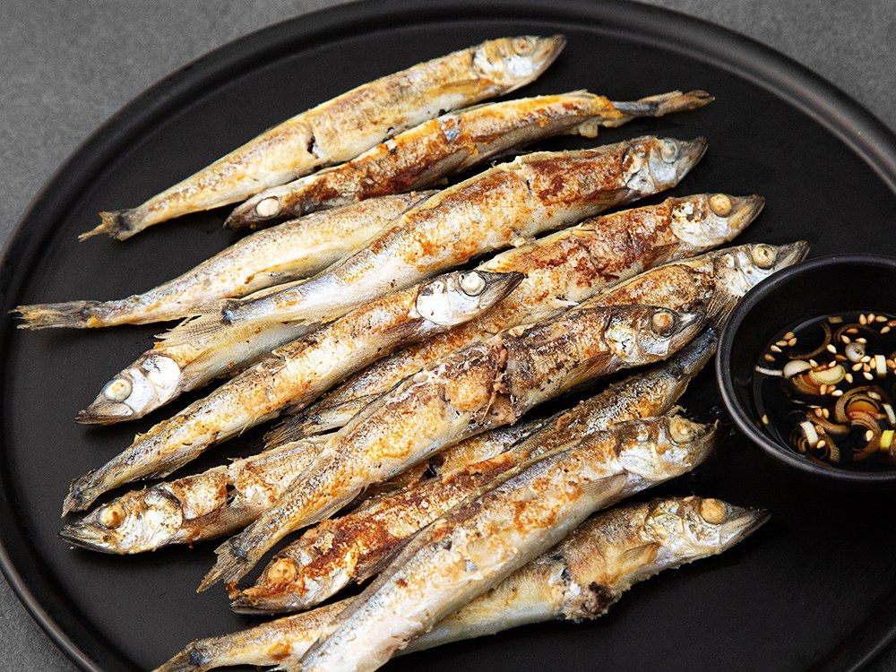 검은 접시에 담긴 열빙어 구이 · 소스와 식기는 별도