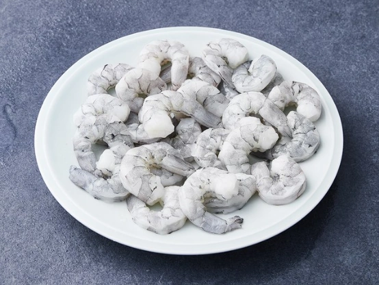 머리와 꼬리, 껍질을 제거한 냉동 흰다리 새우살