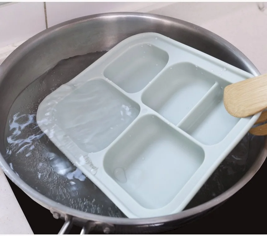 끓는 물에 열탕소독 중인 민트색 실리콘 식판