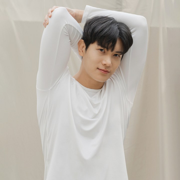 화이트 상의 단품을 착용한 모델의 실제 판매 사진