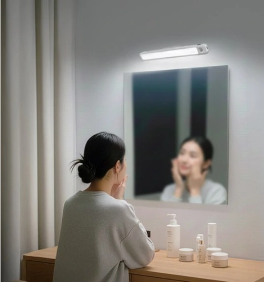 거울 위에 설치한 화이트 센서등