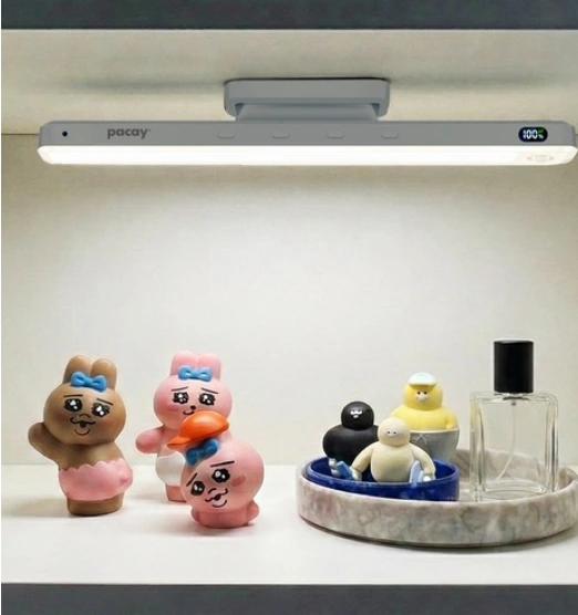 선반 아래를 비추는 화이트 센서등