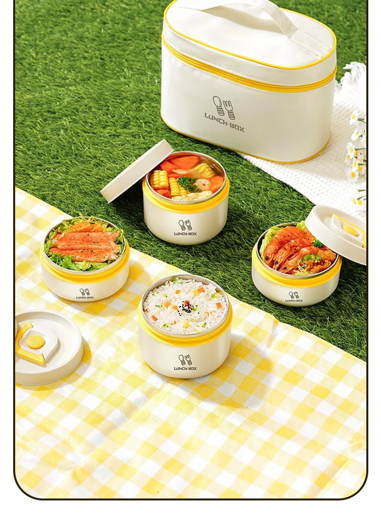 야외에 펼쳐 놓은 피크르 도시락 네 용기와 가방